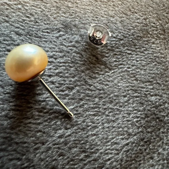 Honora Irredescent gold pearl stud - Picture 6 of 8
